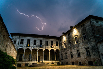 Castello di notte con temporale e fulmine