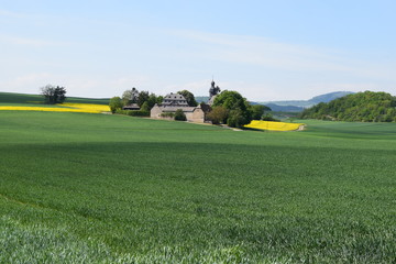 Eifellandschaft mit Pilgerkirche 'Fraukirch' und winziger Siedlung