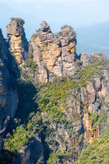 Fototapeta premium Three Sisters, unusual rock formations on the north escarpment of the Jamison Valley, Blue Mountains National Park, Australia