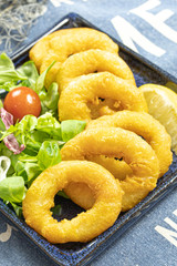 assiette de beignets de calamars à la romaine