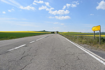 leere Eifelstraße im Frühling