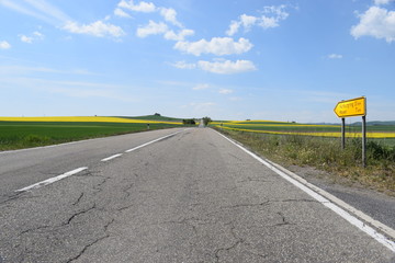 leere Eifelstraße im Frühling