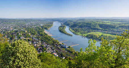 Blick vom Drachenfelsplateau zum Rhein; Deutschland - obrazy, fototapety, plakaty