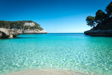 Türkisblaues Wasser am Strand Cala Mitjaneta auf Menorca