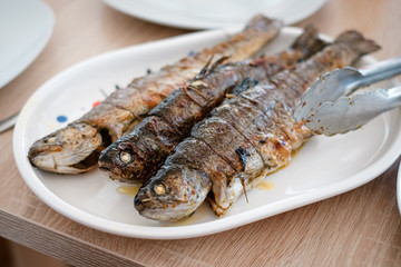 Gegrillte Forellen am Teller
