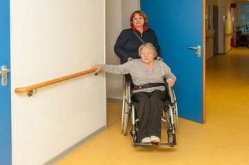 Fototapeta na wymiar Alte Frau im Rollstuhl