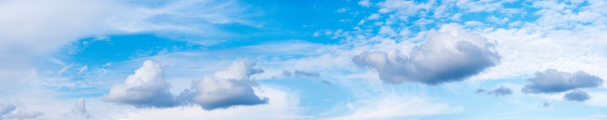 Fototapeta na wymiar Himmel mit Wolken Panorama