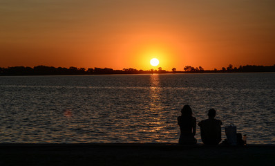 Naklejka na ściany i meble silhouette of a couple on the beach