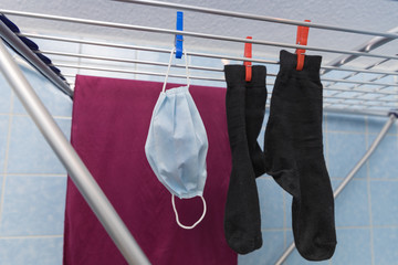 Einmal-Mundschutz an Wäscheständer, trocknen