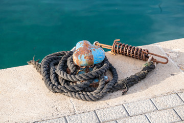 Festmacher für Boote mit Seilen