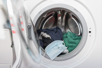 Mund-Nasen-Schutz Maske in offener Waschmaschine, reinigen