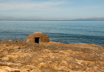 Obraz na płótnie Canvas alter Steinbunker an der Küste Spaniens