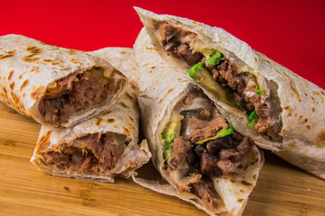 Cuatro burritos en fondo rojo