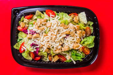 Plato de ensalada César visto desde arriba