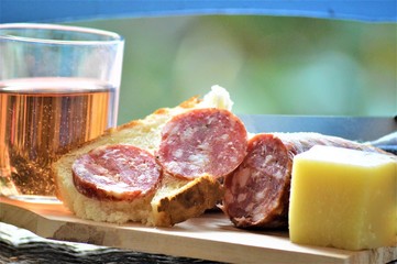 picnic italiano all'aperto con formaggio salame pane vino rosso