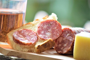 picnic italiano all'aperto con formaggio salame pane vino rosso