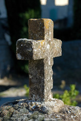 Altes Steinkreuz auf altem Friedhof