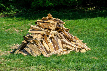 Holzhaufen auf der Wiese im Sommer