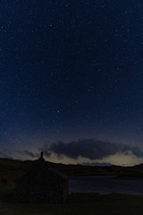 Obraz premium starry night sky over the mountains