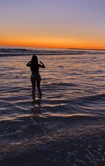 chica guapa en la playa de Conil, C&aacute;diz al atardecer con un paisaje muy bonito