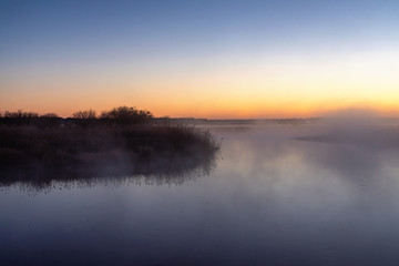 Fototapeta na wymiar Poranek w Dolinie Narwi. Rzeka Narew. Podlaskie wierzby, Polska