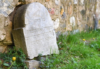 Grabstein mit hebräischer Inschrift auf dem alten jüdischen Friedhof von  Wetzlar