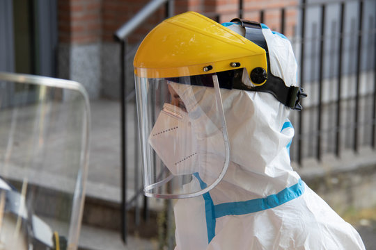 operazioni di soccorso da parte dei volontari e operatori sanitari della croce rossa italiana durante la pandemia di Coronavirus