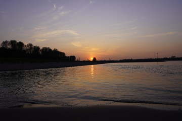 Obraz premium Sonnenuntergang am Rhein 