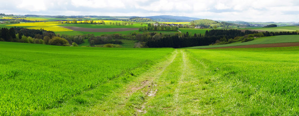 Frühlingslandschaft im Hunsrück Panorama mit Fronhofen rechts
