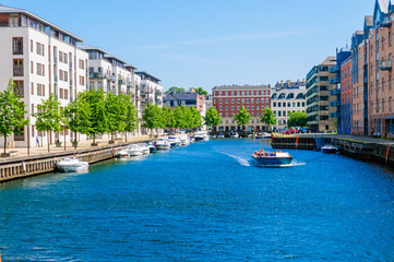 Obraz premium Boats on a canal at Copenhagen Harbour