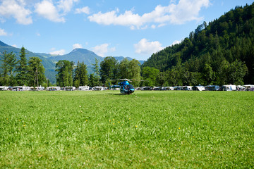 Rettungshubschrauber Campingplatz Camping Notruf im Sommer in den Bergen
