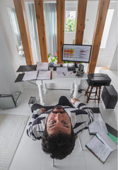 Tele trabalho homem chateado sentado e laptop