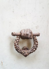Włochy, Toskania, Siena - metalowa kołatka na starych drewnianych drzwiach - obrazy, fototapety, plakaty