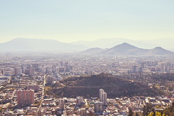 Vista panorámica del Cerro Blanco desde el Cerro San Cristóbal, Santiago de Chile.