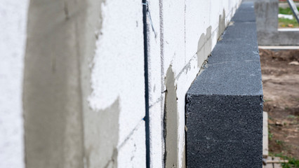 A layer of insulation on the wall of the house of aerated concrete