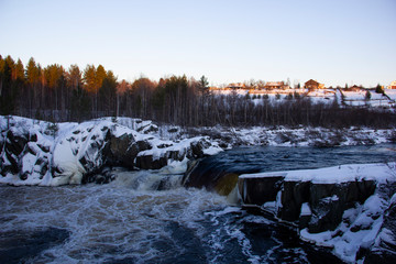 One of the most poetic places in Karelia is the Voitsky Padun waterfall on the Lower Vyg River.