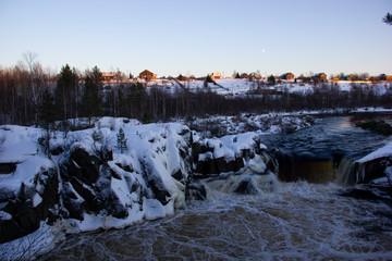 One of the most poetic places in Karelia is the Voitsky Padun waterfall on the Lower Vyg River.