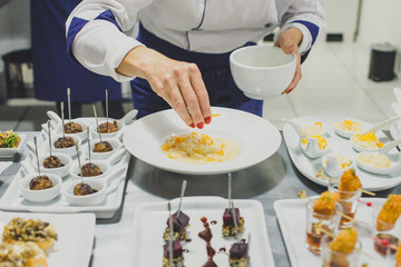 Chef arrumando pratos para servir
