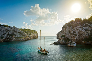 Segelboot ankert in einer ruhigen Bucht auf Menorca