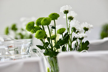 Kwiaty na stole komunijnym