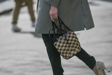 Street style accessories – Black crochet handbag detail - StreetStyleFW2020