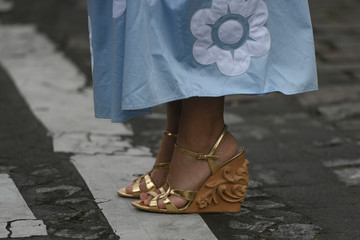 Street style accessories – Golden high heel sandals with floral design - StreetStyleFW2020