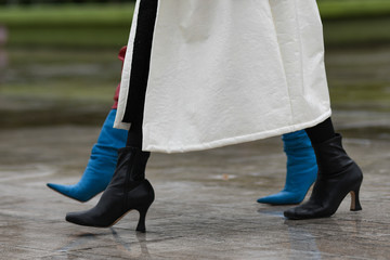 Street style accessories &ndash; Black and blue high heel boots detail - StreetStyleFW2020