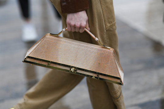 Street style accessories - Golden metallic handbag detail - StreetStyleFW2020