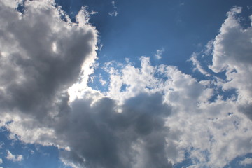 blauer Himmel mit weißen Wolken