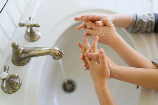 Close-up of&dagger;children&dagger;(4-5, 6-7) washing hands