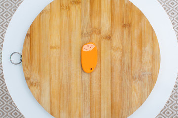 figura con una forma de croqueta encima de una tabla de madera