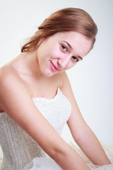 Retrato de joven novia mirando a la cámara y sonriendo  - 343938670