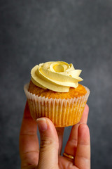 hand holding a cupcake
