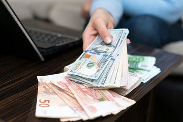 Banknotes in a female hand.